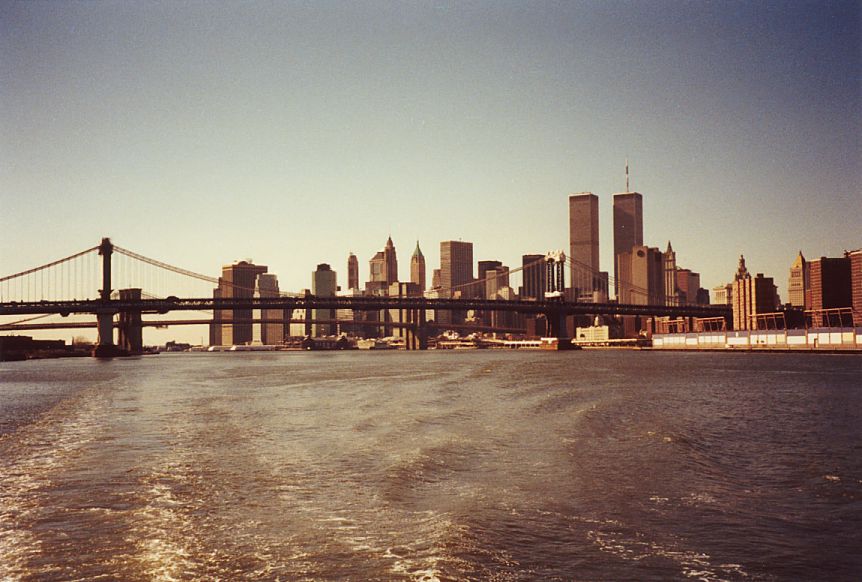 Blick auf die Brooklyn Bridge und das World Trade Center